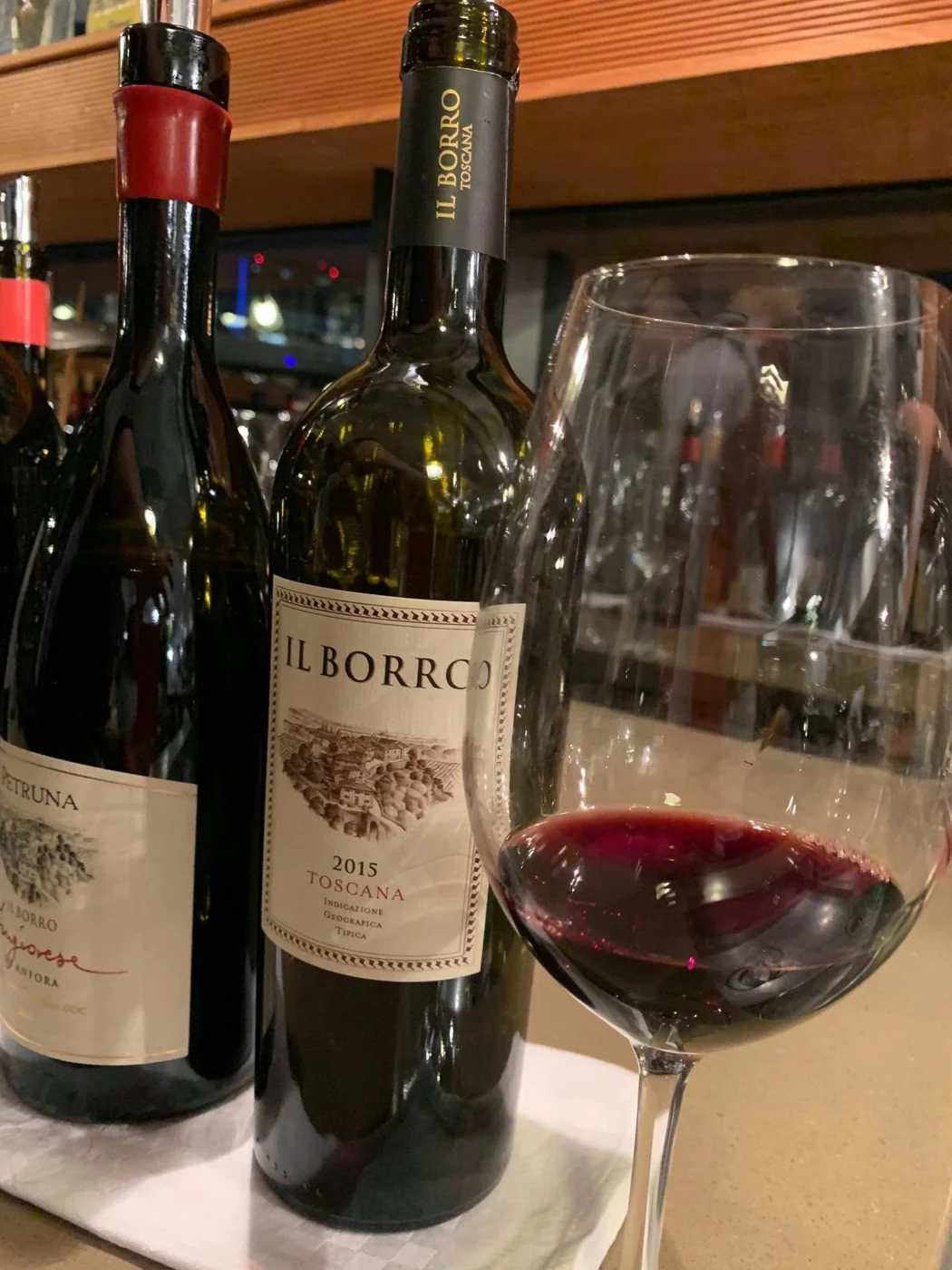 IL BORROのワインボトルとグラス｜フェラガモ氏ワインディナー