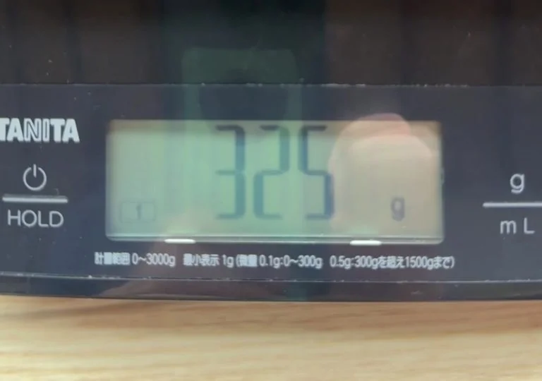 キッチンスケールに載せたトラベルマットが325gを表示している