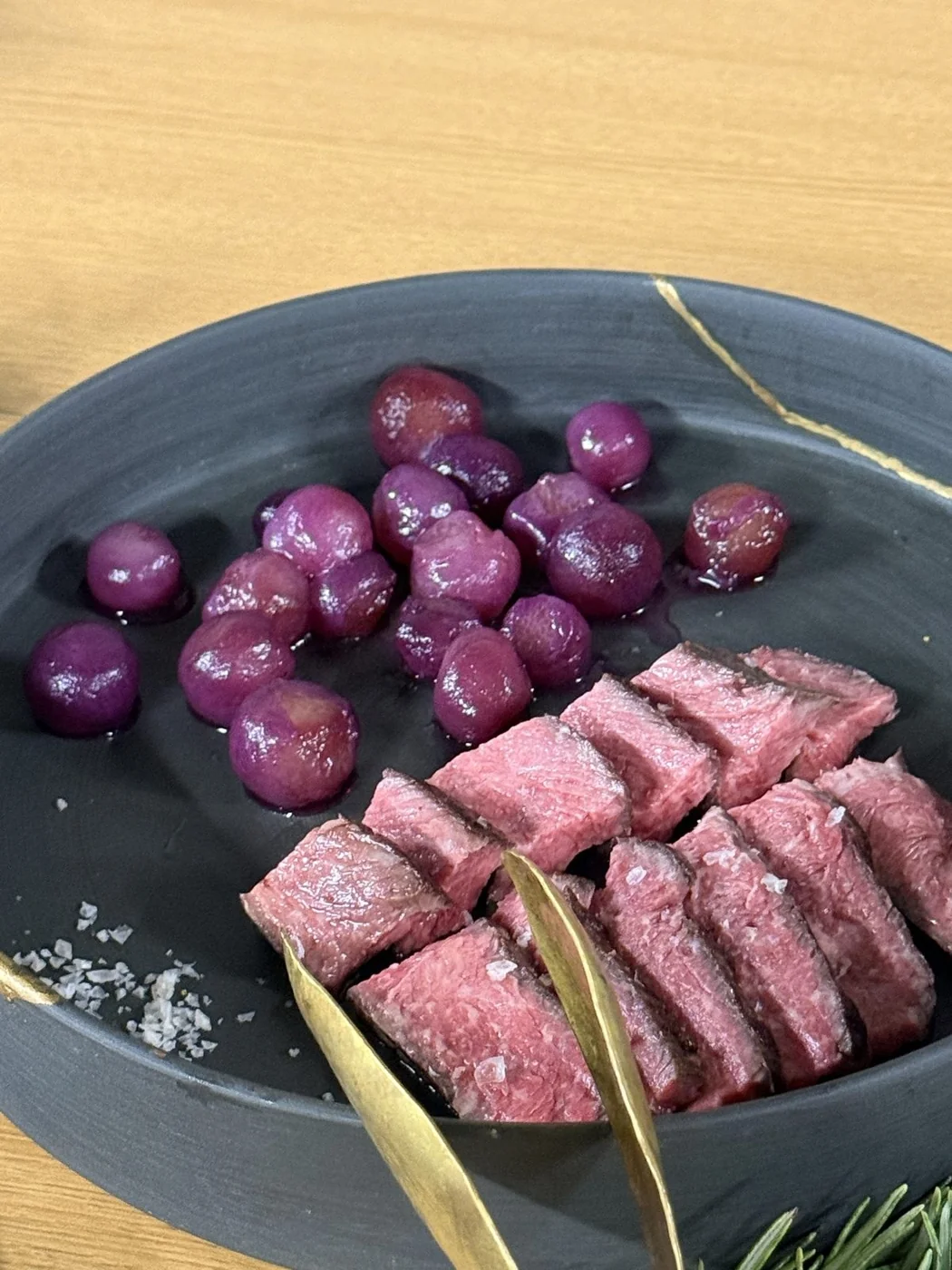 タリアータとぶどうの油むき。油でむくのがコツ。