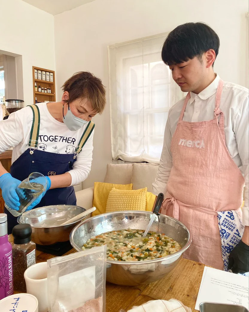 カフェオーナーのれいこさんに言葉で伝えて全て作っていただくスタイルの料理教室。2024年3月。