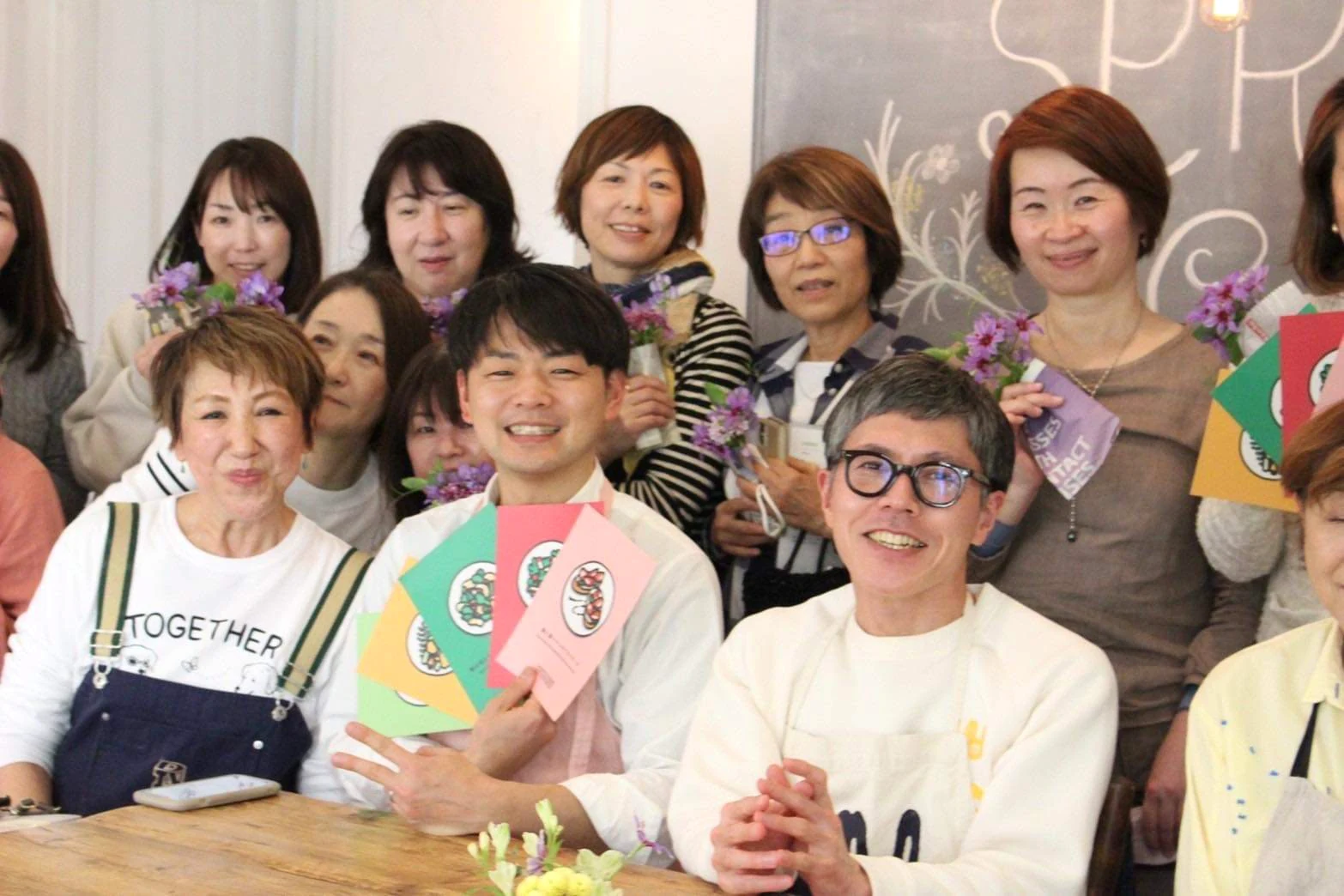 春の料理教室で、参加者の皆さんと。2024年3月。