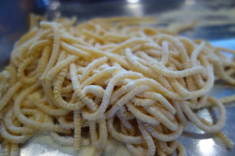 押し出したての手打ちパスタ。