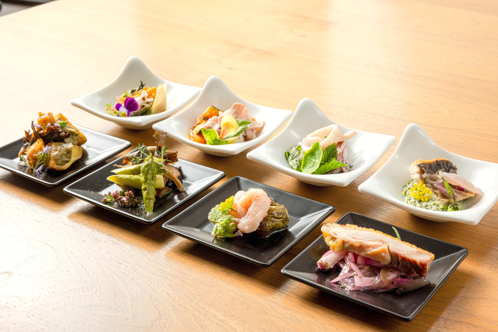 木の卓に並ぶ、東北テロワージュの八つの料理