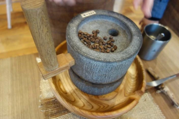 石臼コーヒーは、お客さん自身に挽いてもらった。