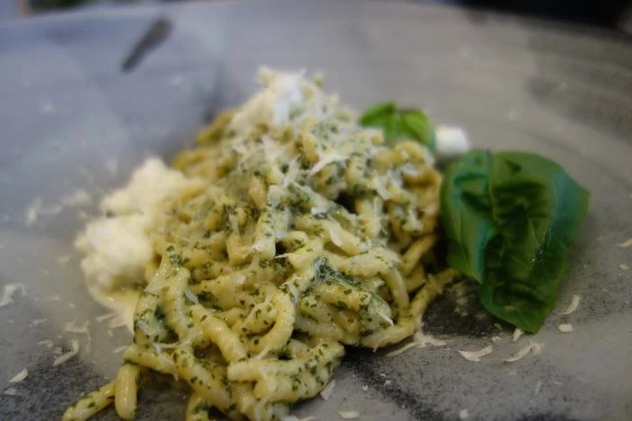 バジルの手打ちパスタの皿