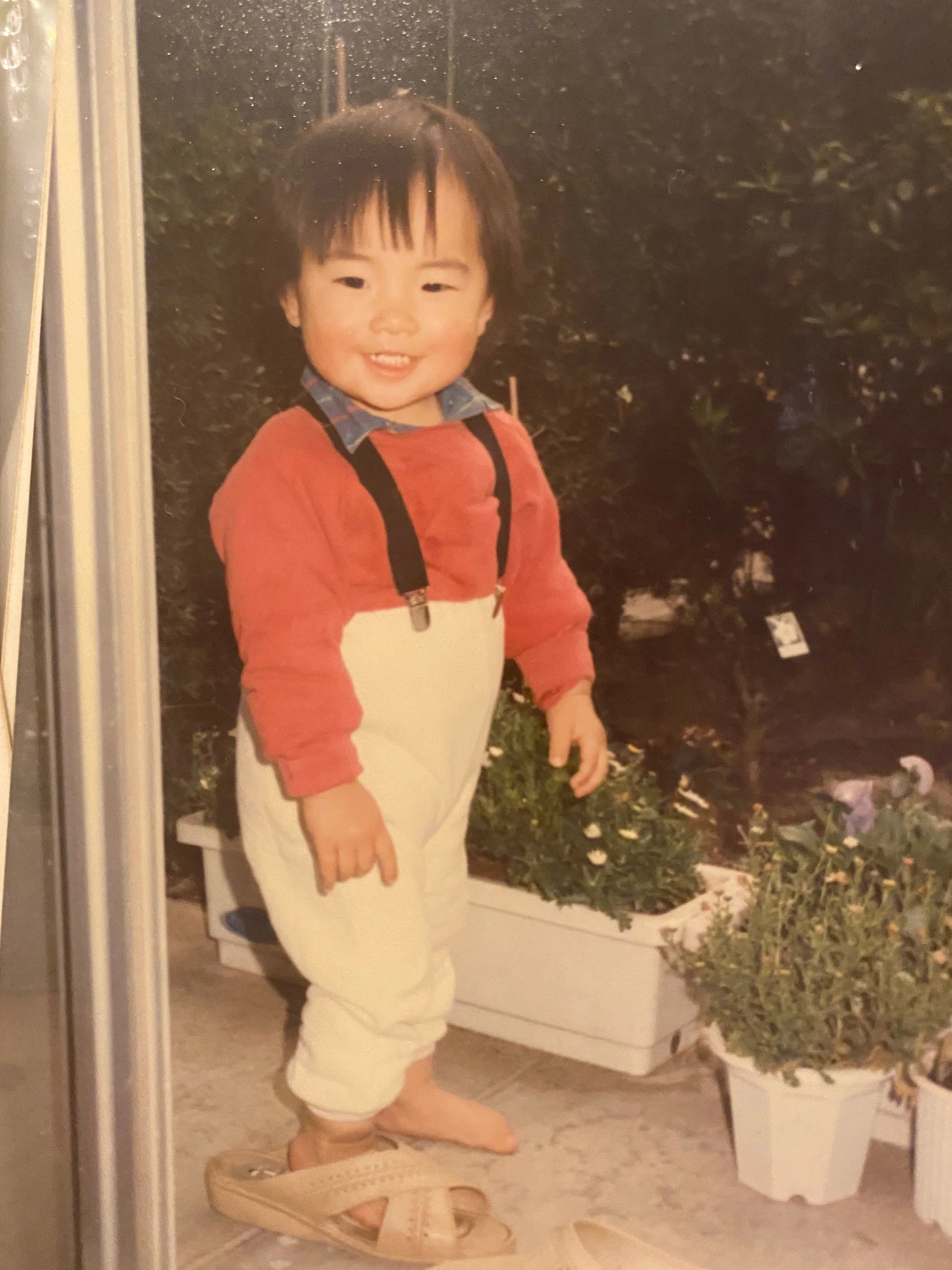 庭で笑う、子どものころ。