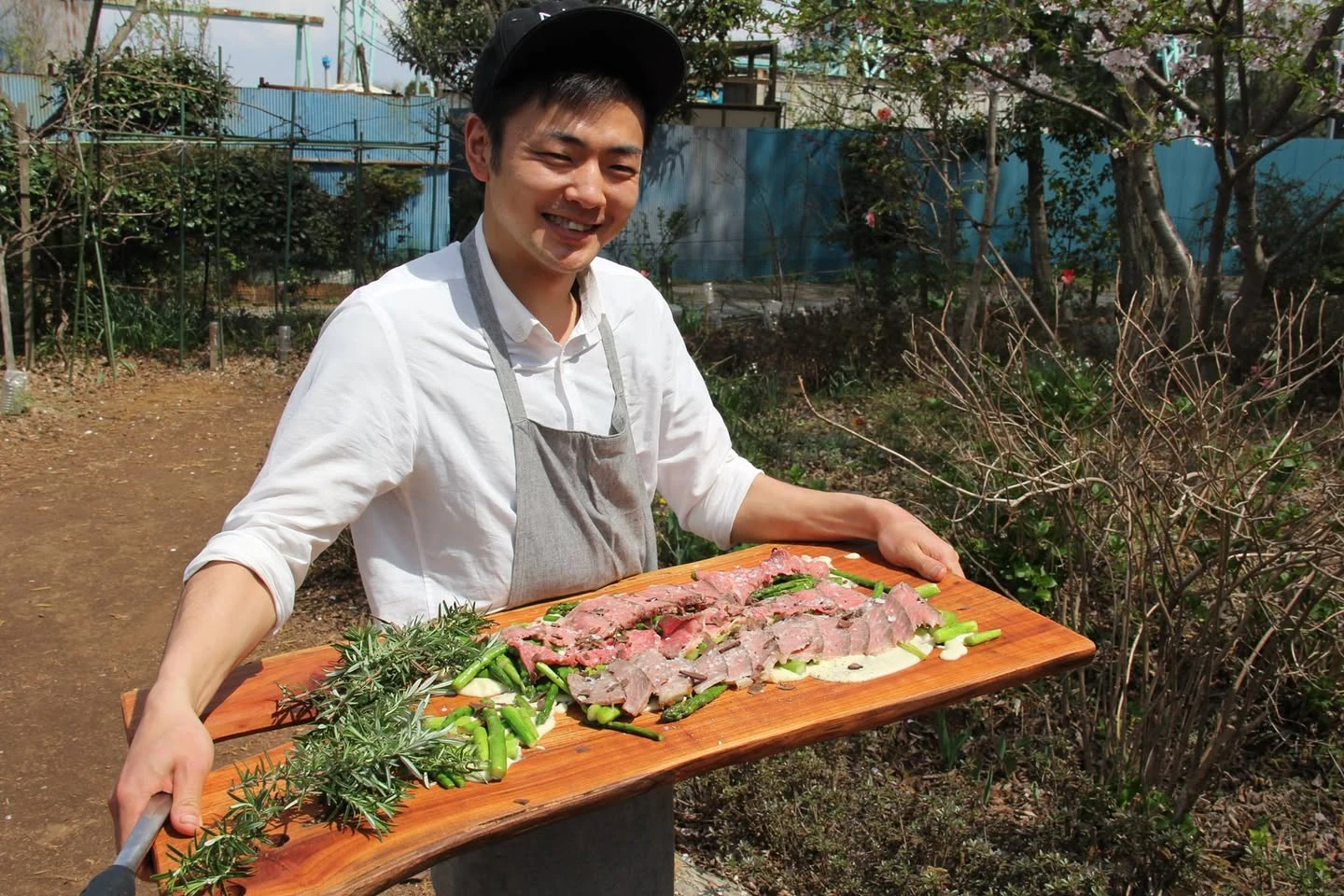 畑のそばで、大皿を。
